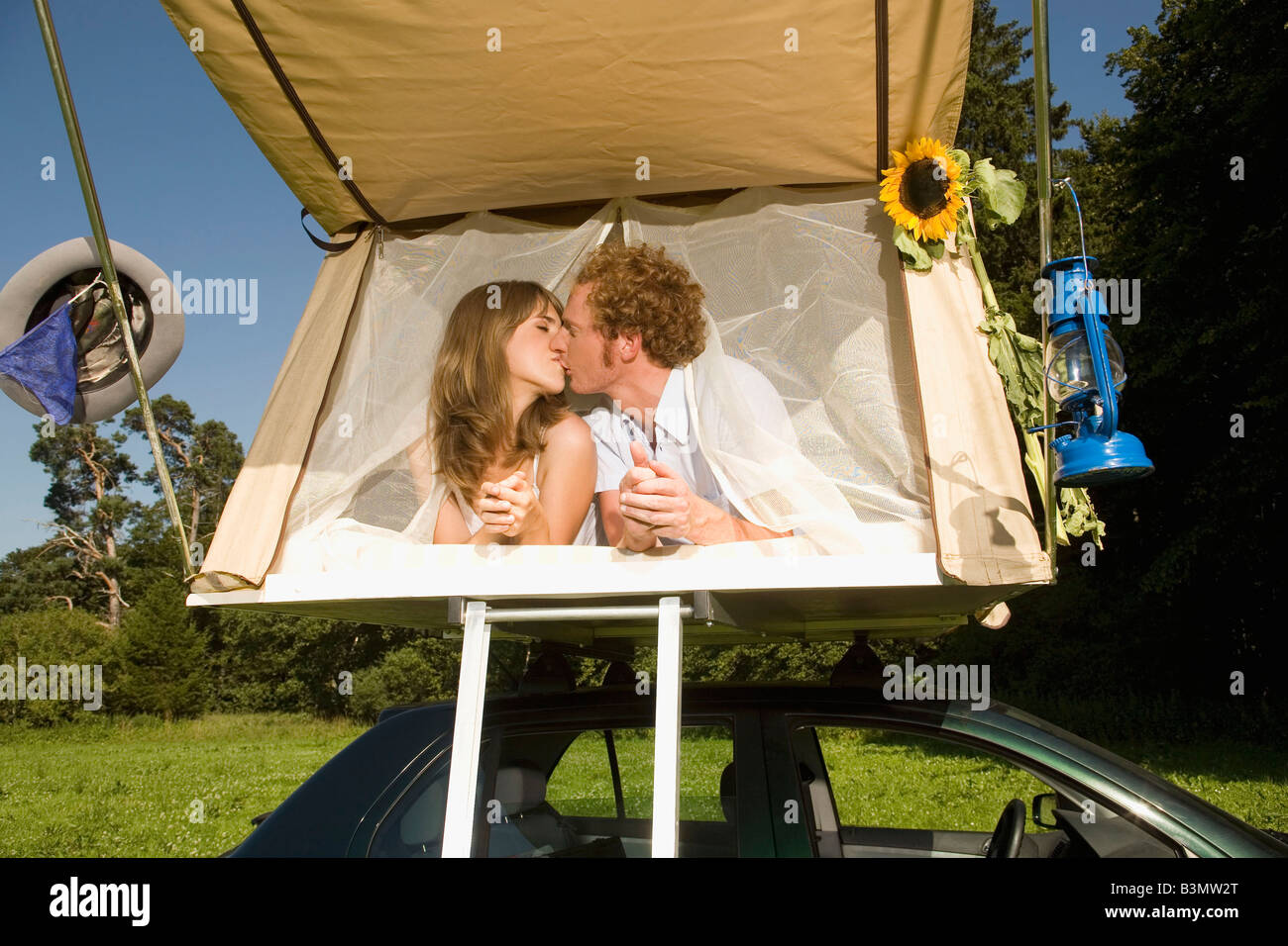 Germany, Bavaria, Young couple laying in tent Banque D'Images