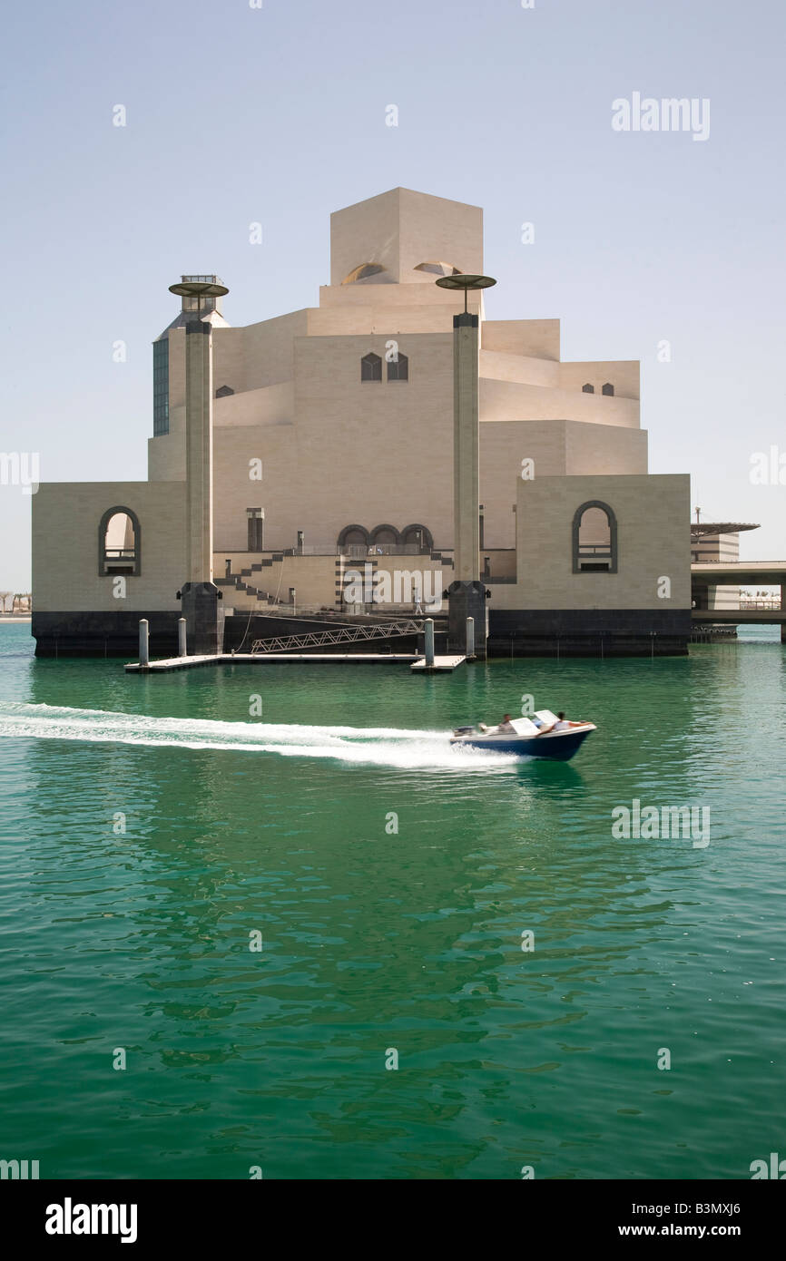 Nouveau Musée d'Art islamique de Doha Qatar Doha Bay Skyline du Golfe arabe au Moyen-Orient Banque D'Images