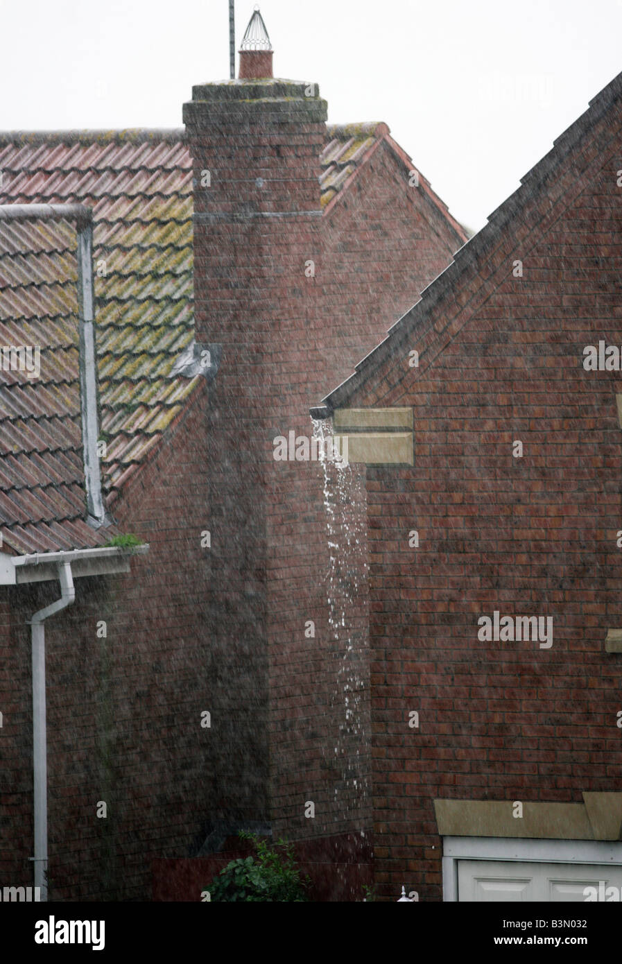 Déborde d'eau de pluie des gouttières sur une maison moderne à Redditch UK Worcestershire Banque D'Images