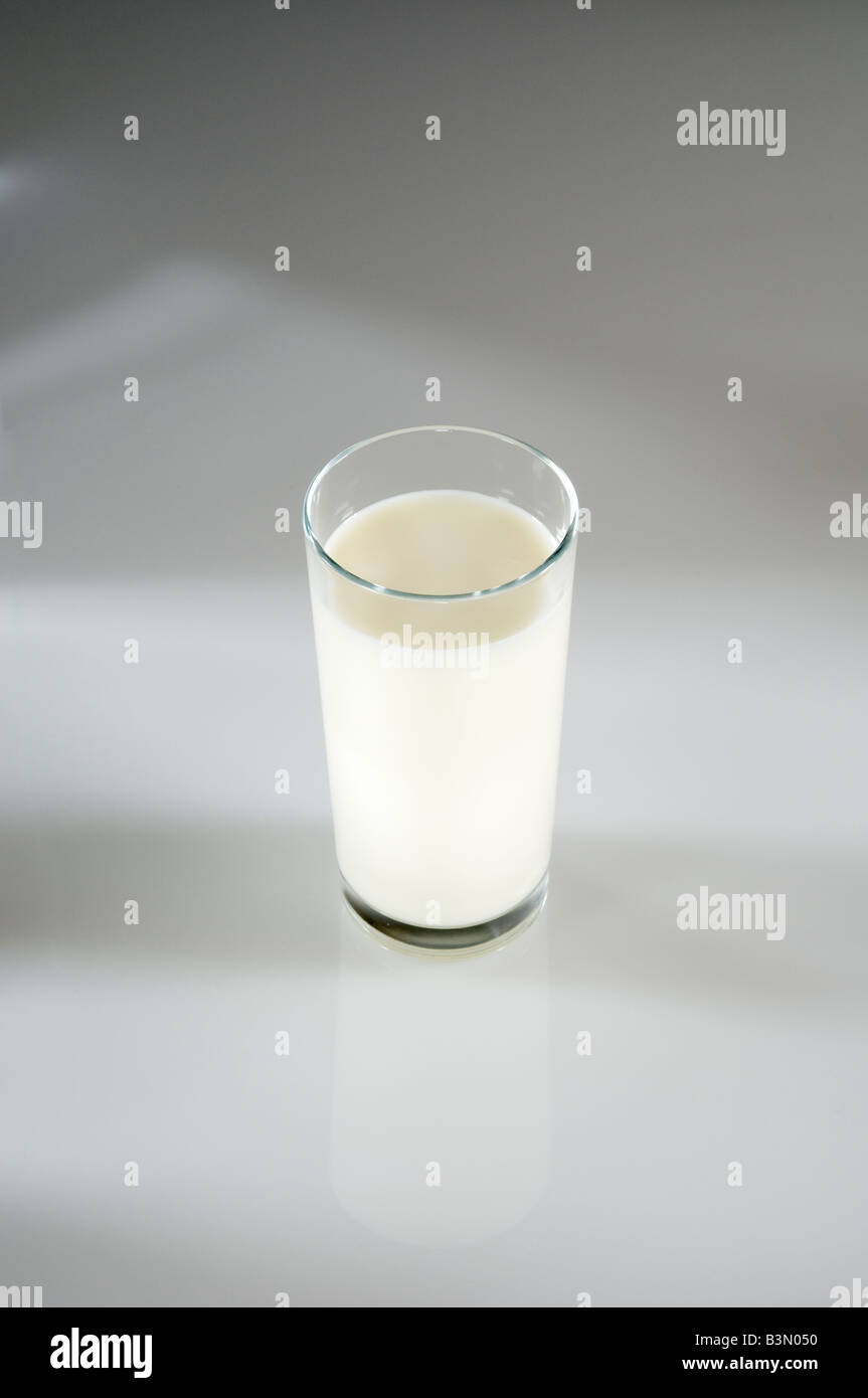 Verre de lait faible en gras sur une surface blanche Banque D'Images