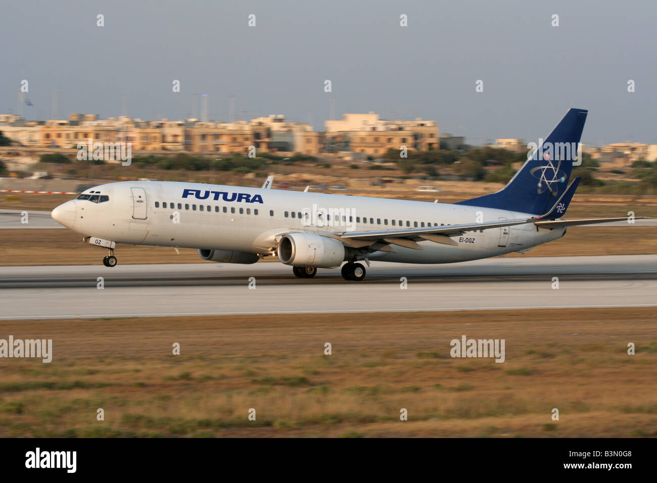 Futura International Airways Boeing 737 au départ de Malte. Photo panoramique avec pour arrière-plan flou. Banque D'Images