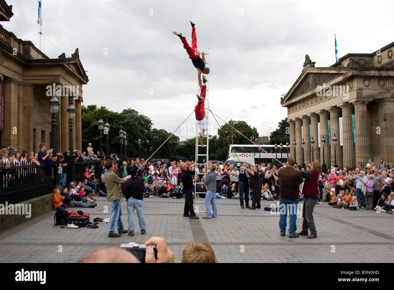 La loi sur la rue acrobates au Fringe Festival à l'extérieur de la National Gallery of Scotland, Édimbourg en Écosse Banque D'Images