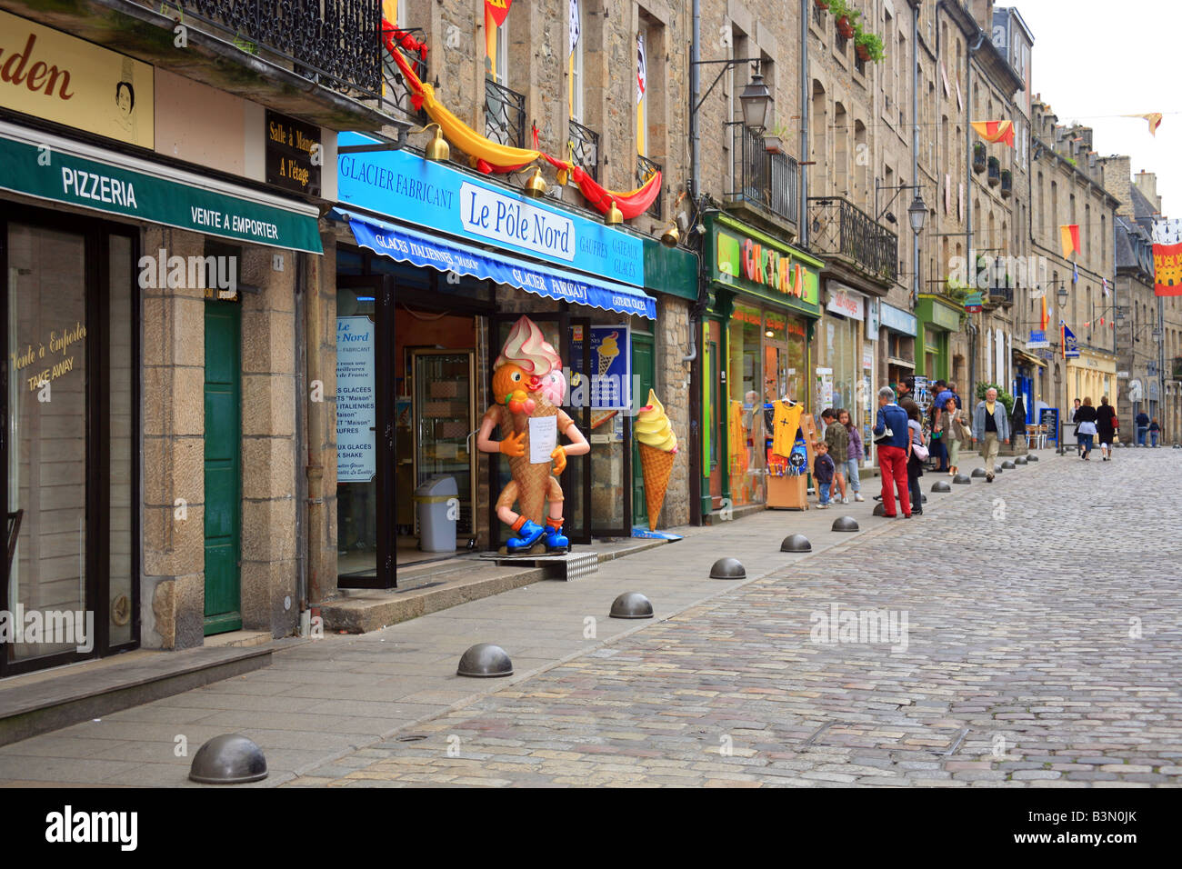 Rue commerçante pavée, Dinan, Côtes d'Amour, Britanny, France Europe Photo  Stock - Alamy