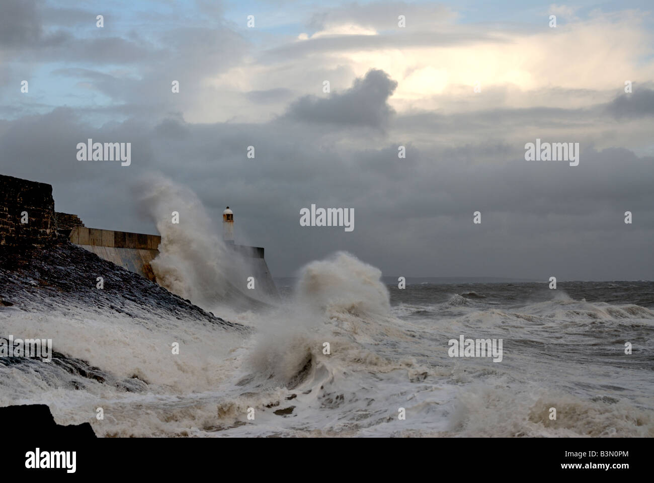 Les ondes de tempête à Porthcawl Pier Banque D'Images