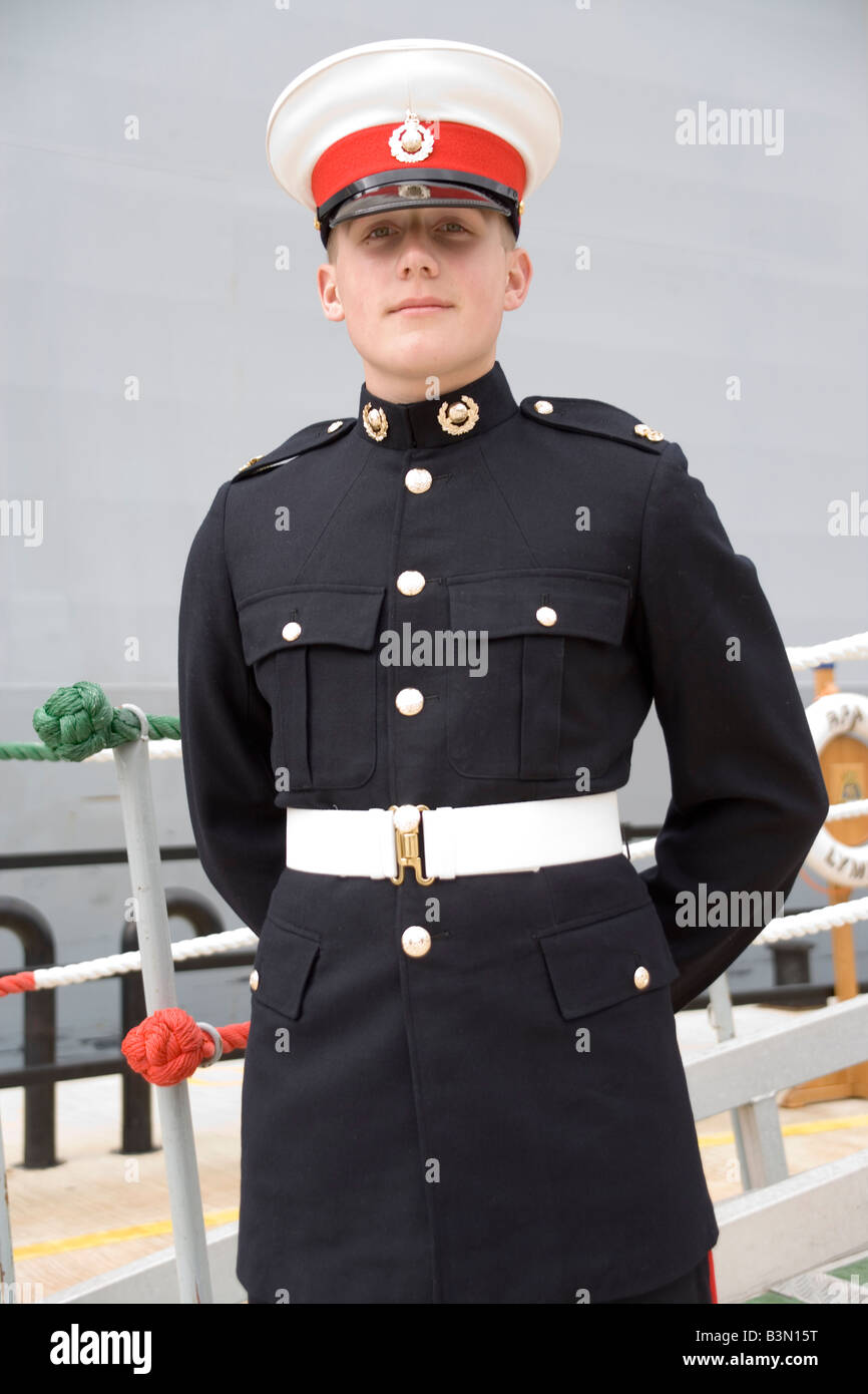 Jeune élève-officier de marine de la Royal Fleet Auxiliary landing ship dock la baie de Lyme à Pier Head Liverpool course des grands voiliers en juillet 2008 Banque D'Images