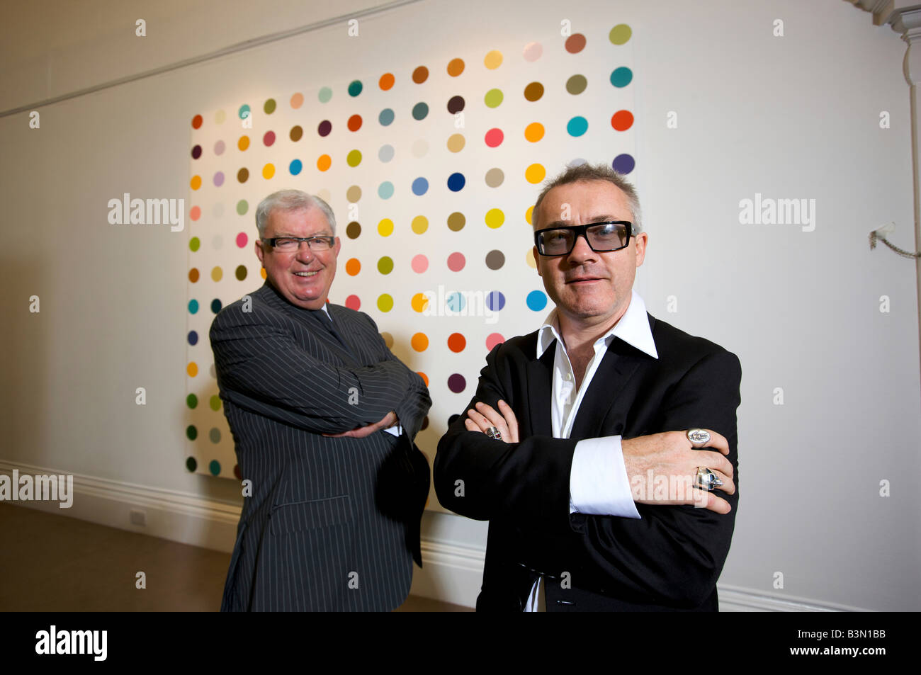 Artiste Damien Hirst avec son entreprise manager Frank Dunphy photographiée avec certaines de ses oeuvres. Banque D'Images