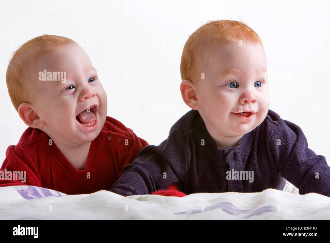 Deux Jumeaux Roux Sourire Et Rire Photo Stock Alamy