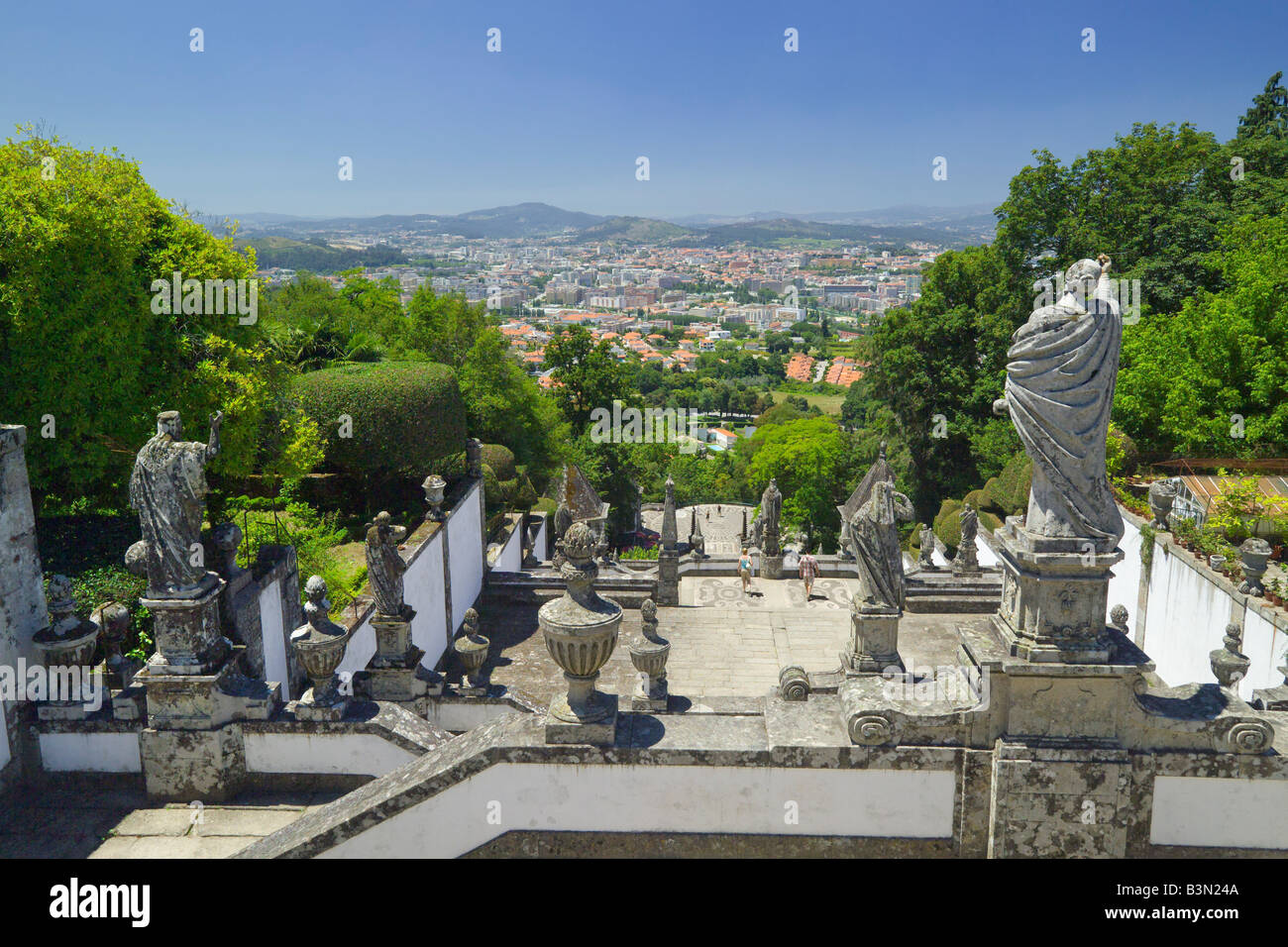 Au Portugal, la Costa Verde Minho, Braga , district, des statues sur l'escalier à la Monument de Bom Jesus Banque D'Images