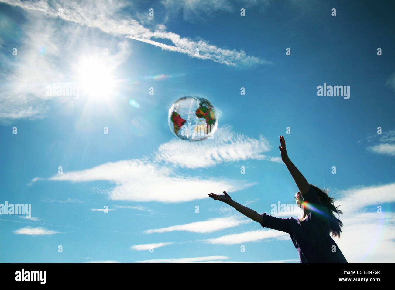 Girl catching un globe gonflable Banque D'Images