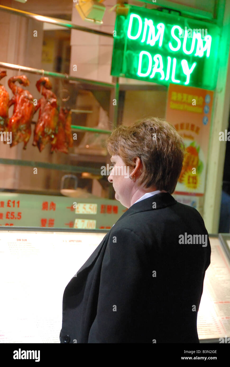 Woman looking at menu. Restaurant chinois Soho Londres Banque D'Images