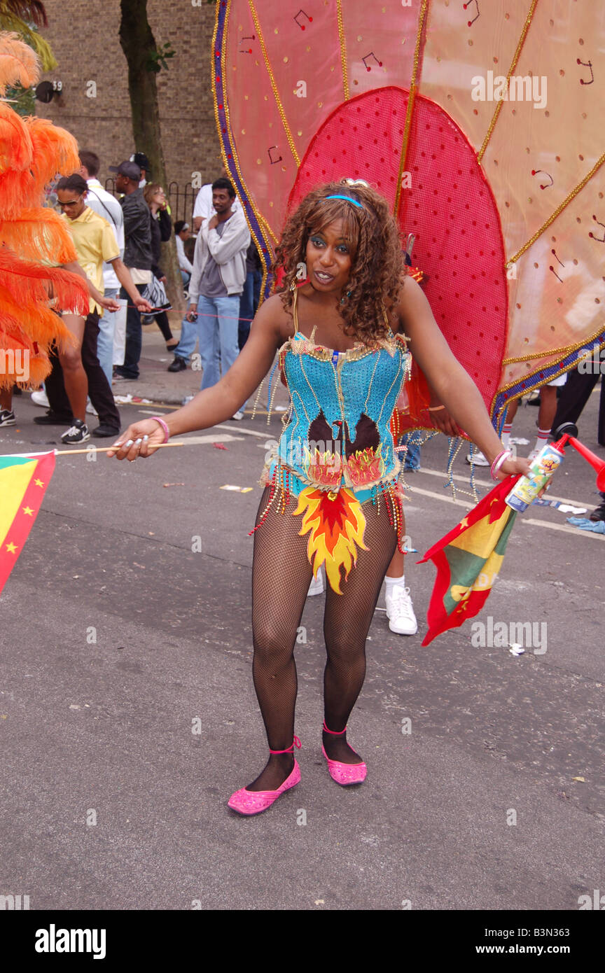 Une fille d'effectuer à Notting Hill Carnival Août 2008, Londres, Angleterre, Royaume-Uni Banque D'Images