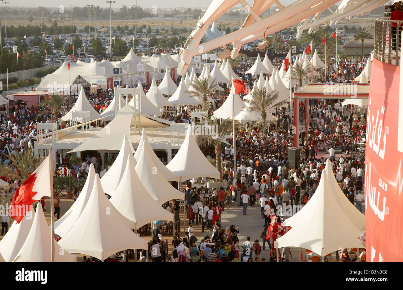 Des foules de gens dans la zone publique à la 2007 Bahreïn la formule un Grand Prix de F1 Banque D'Images