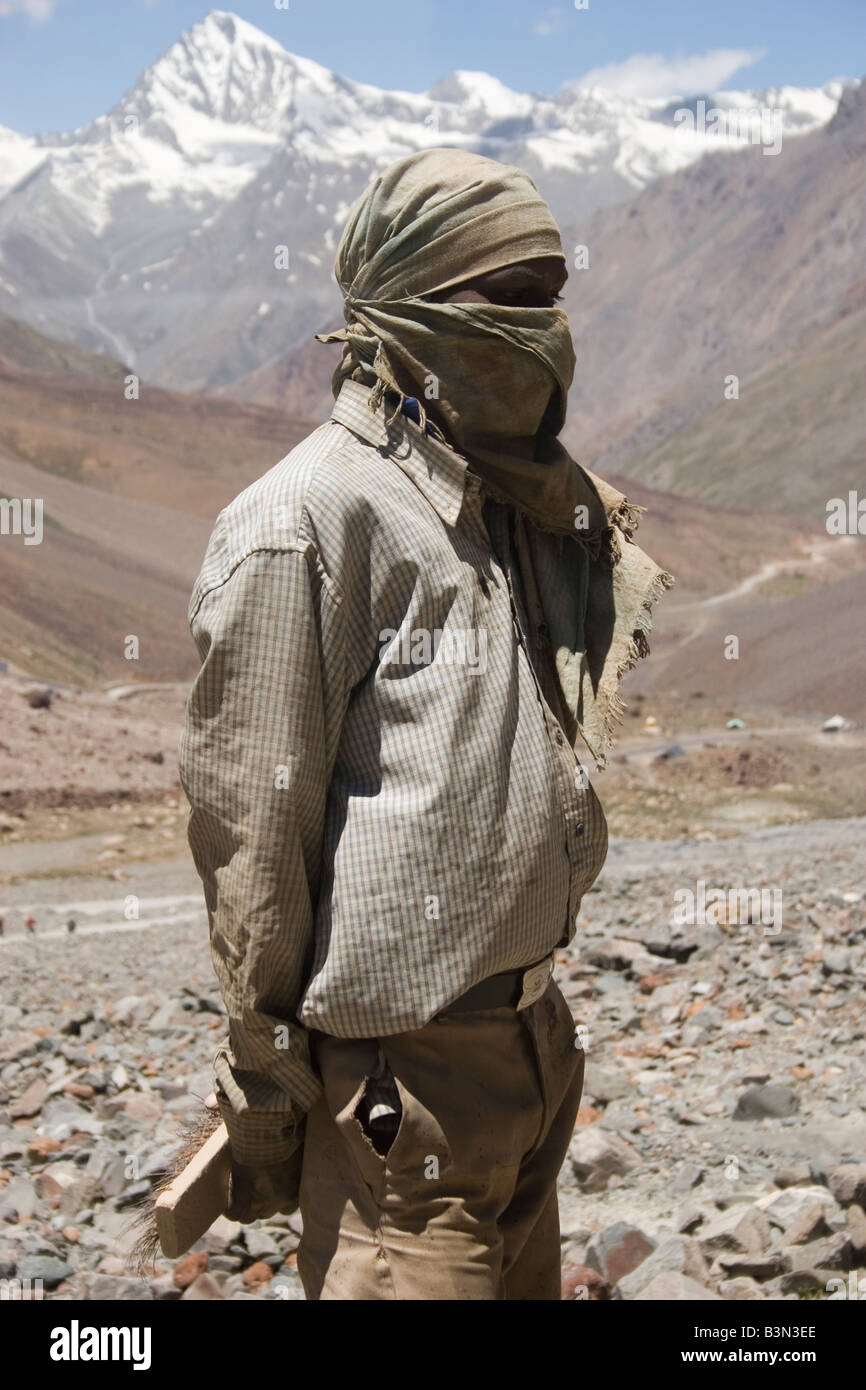 Ouvrier local sur route pour Leh ladakh Himalaya Indien Banque D'Images