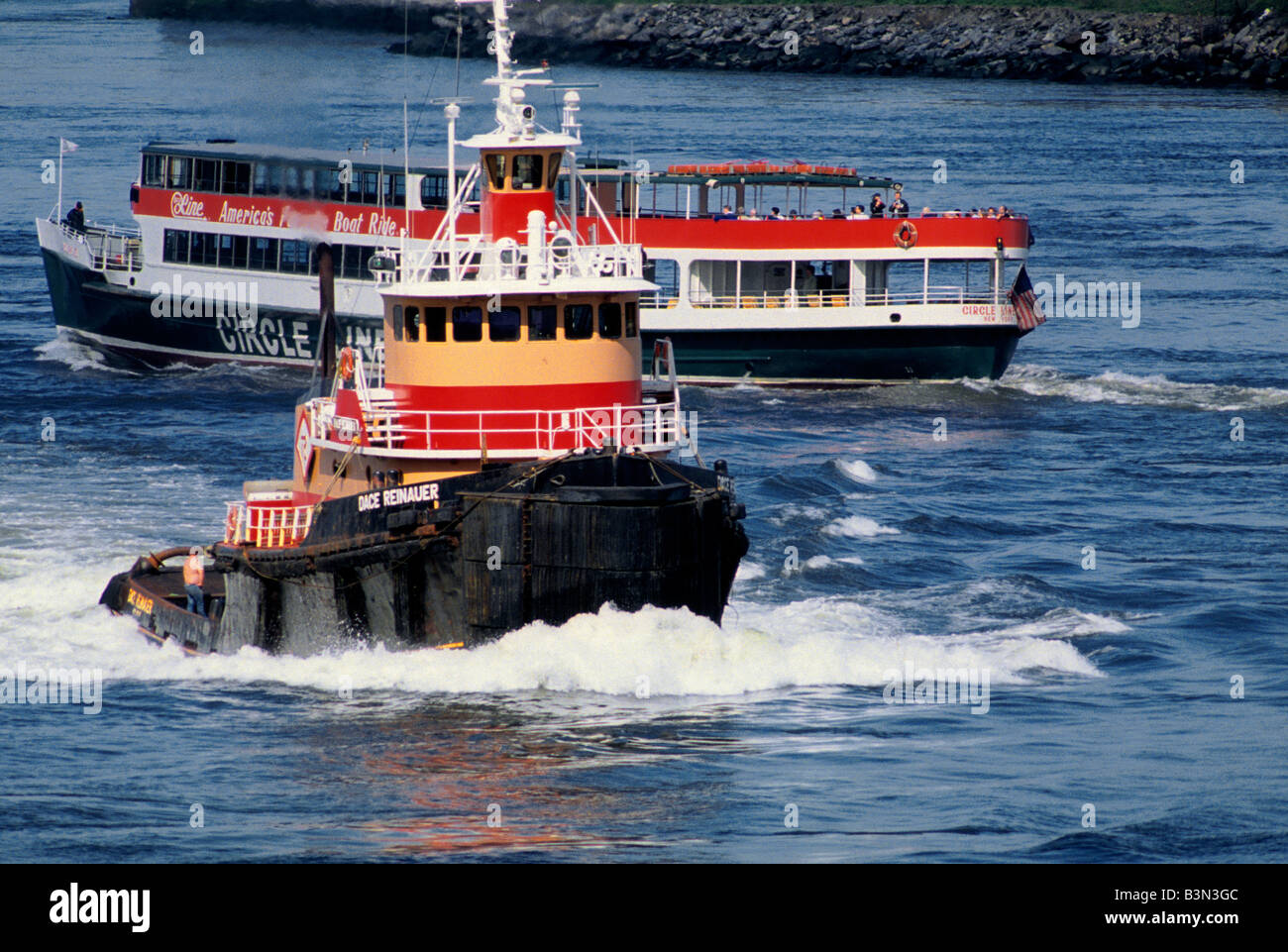 Bateau touristique touristique de la ligne de bateau de tugboat et Circle Line dans le New York East River gros plan des bateaux commerciaux de la circulation maritime sur la voie navigable de Manhattan, Banque D'Images