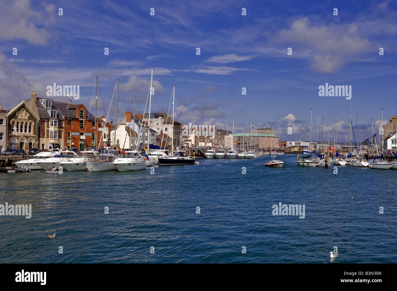 Bateaux amarrés dans le port de Weymouth, dans le Dorset sur une belle journée ensoleillée Banque D'Images