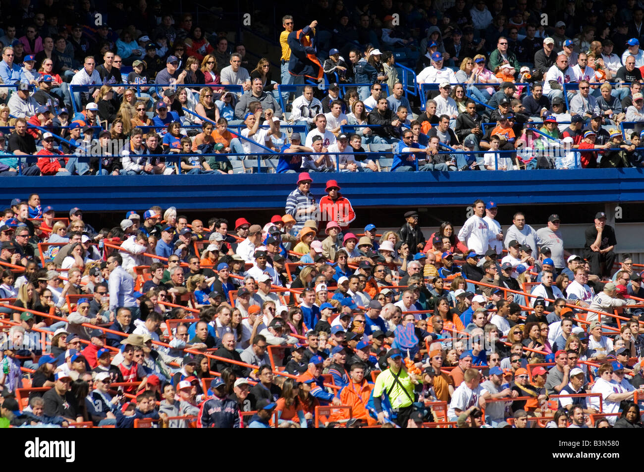 Foule au Yankee Stadium, domicile de l'équipe de baseball des New York Yankees Banque D'Images