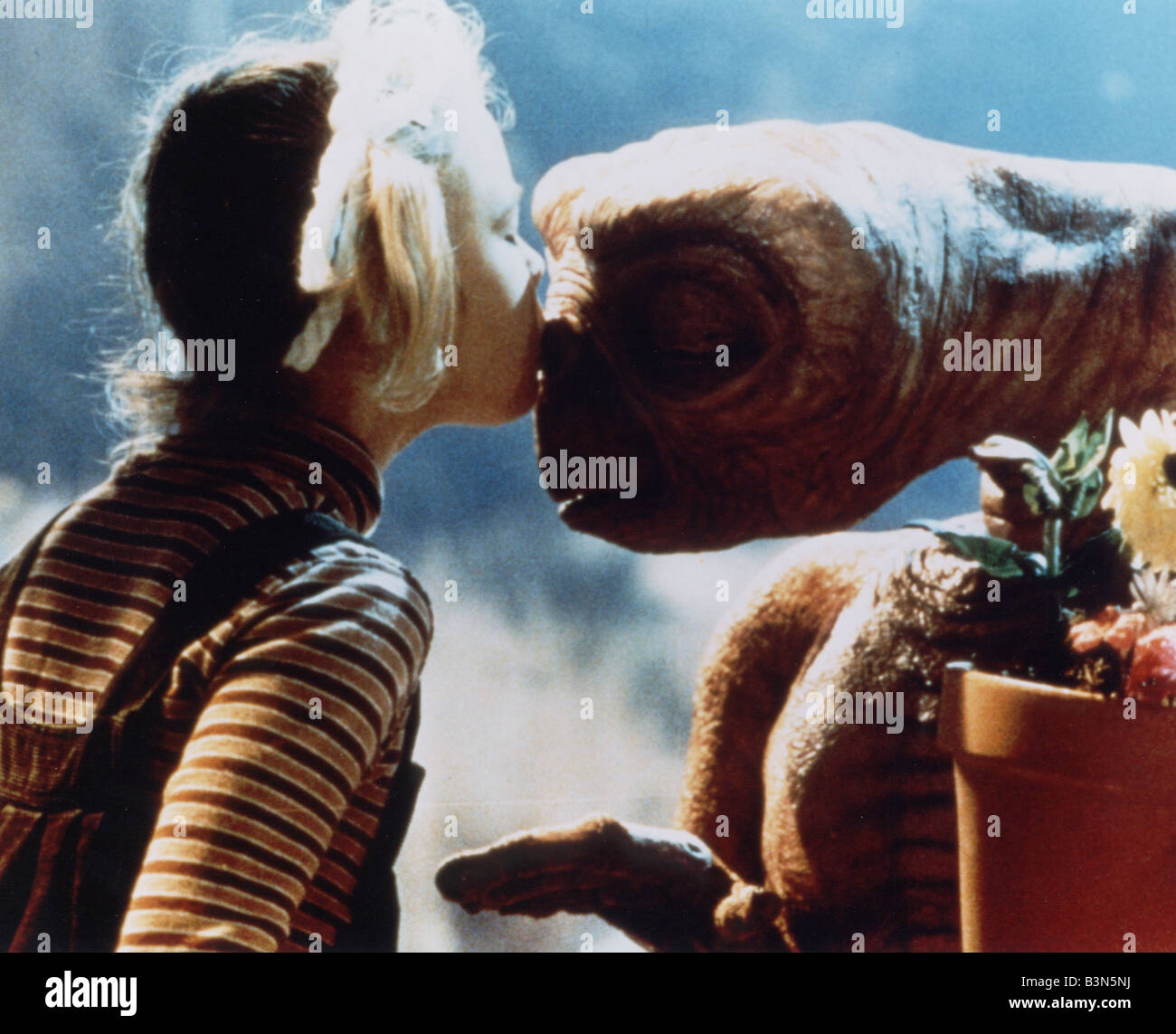 E.T. L'extra-terrestre 1982 film universel réalisé par Stephen Spielberg avec Drew Barrymore à gauche Banque D'Images