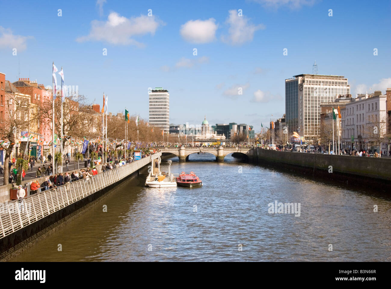 La rivière Liffey, O'Connell Bridge et célibataires à pied pendant la Parade de la St Patrick vu de Ha'penny Bridge à Dublin Banque D'Images