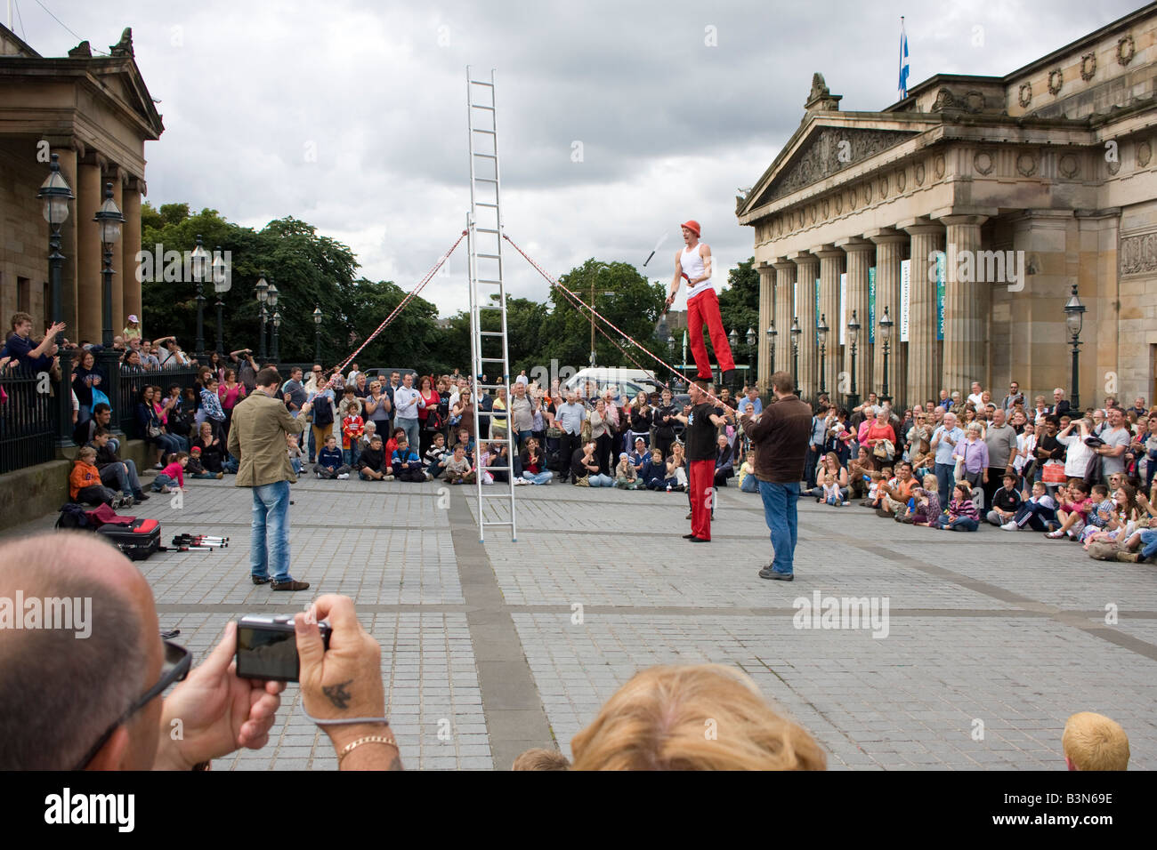 La loi sur la rue acrobates au Fringe Festival à l'extérieur de la National Gallery of Scotland, Édimbourg en Écosse Banque D'Images