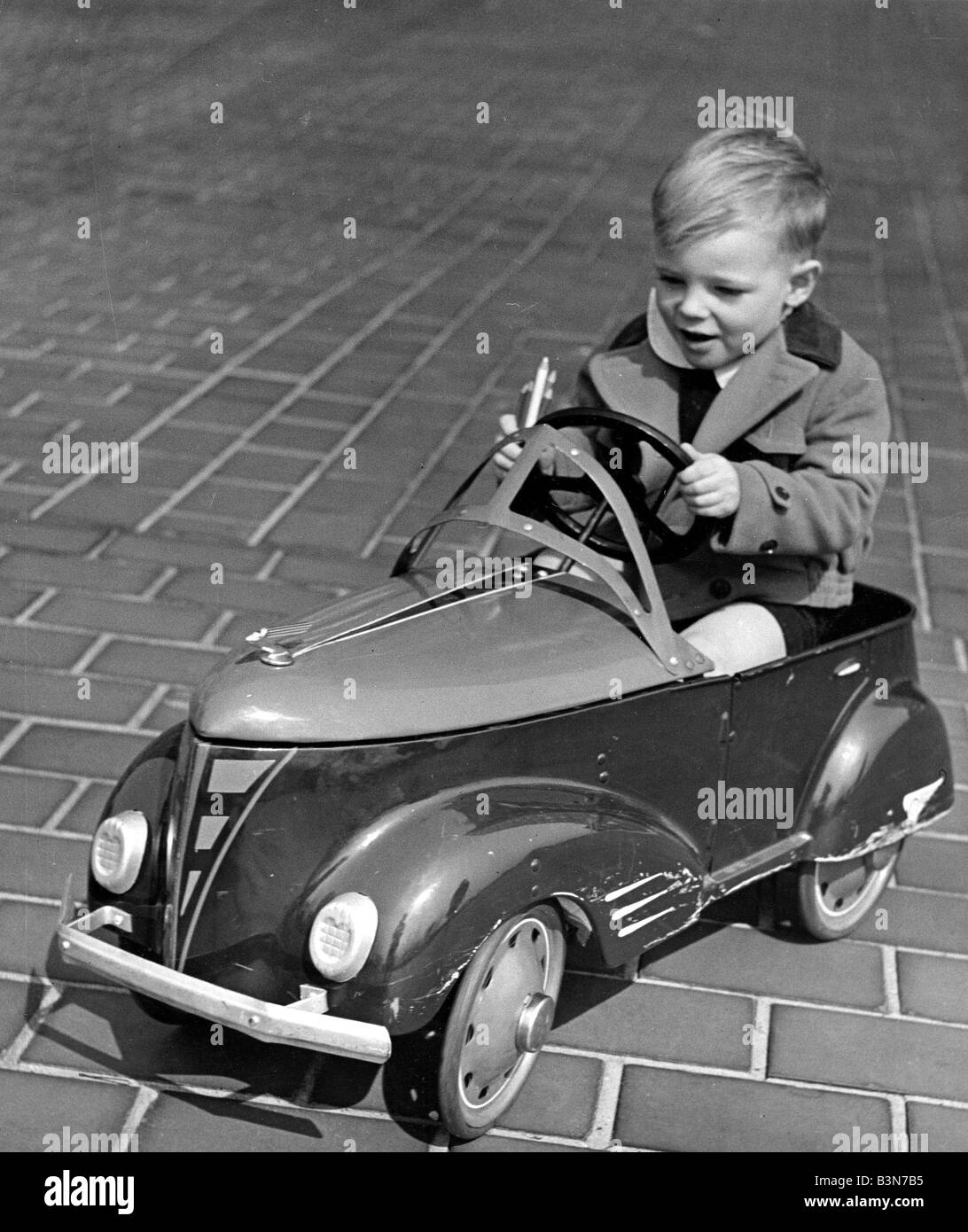 AMERICAN BOY avec voiture jouet vers 1960 Banque D'Images