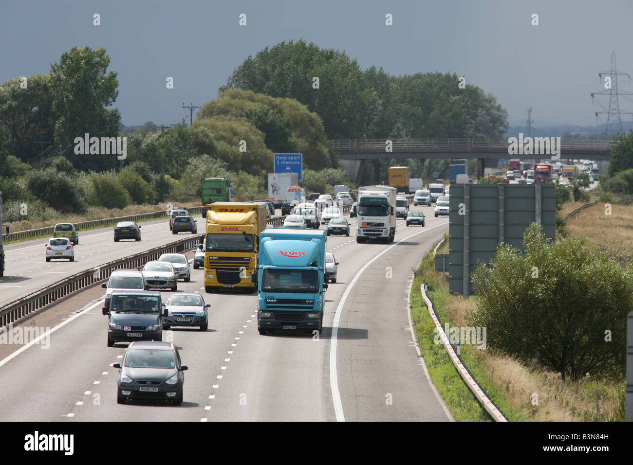 Les camions et voitures voyageurs d'autoroute M56, Cheshire, Royaume-Uni,EU Banque D'Images