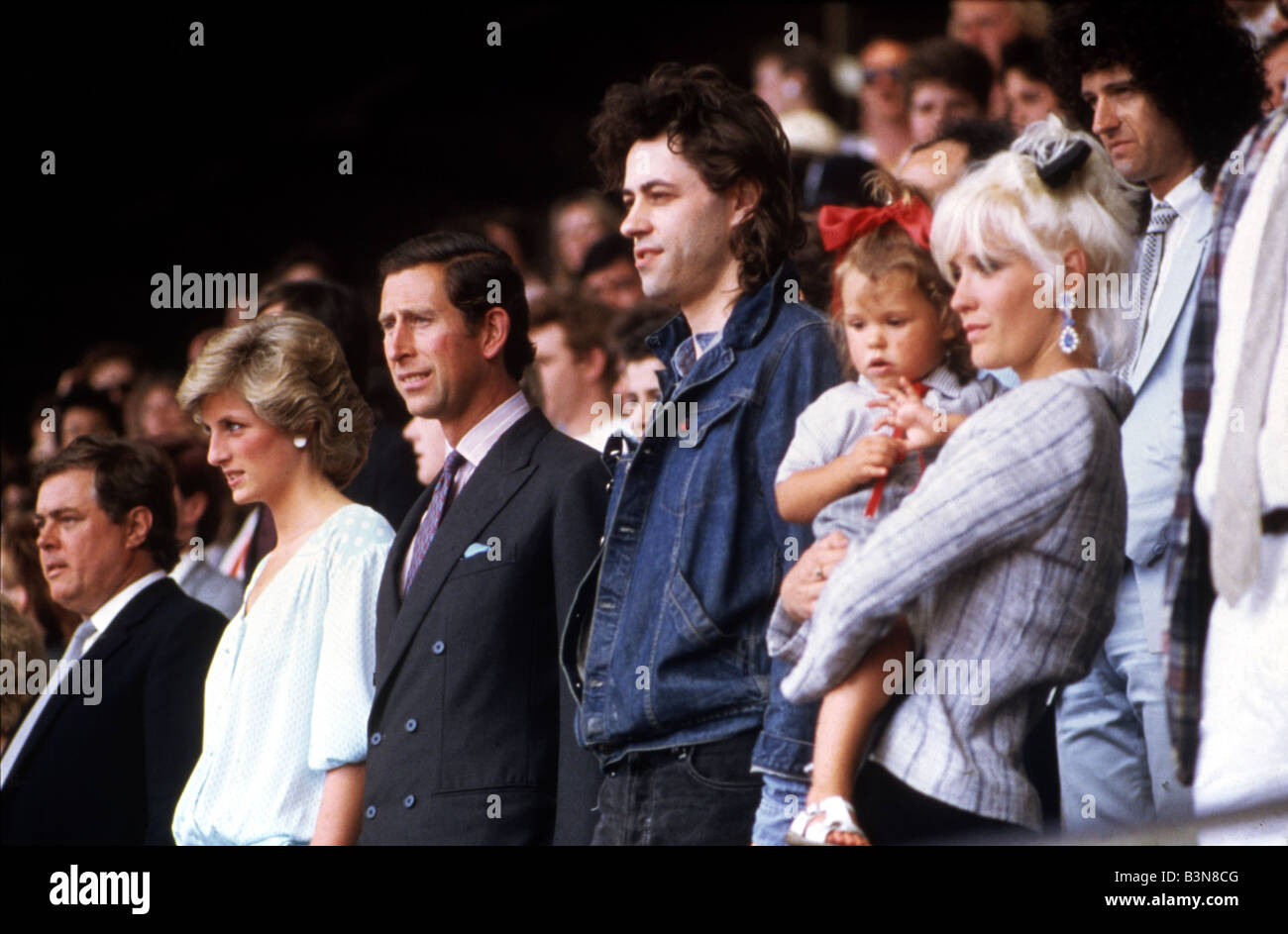 LIVE AID au stade de Wembley, Londres, 13 juillet 1985 à partir de la gauche avec la Princesse de Galles, le Prince Charles, Bob Geldof femme et enfant Banque D'Images