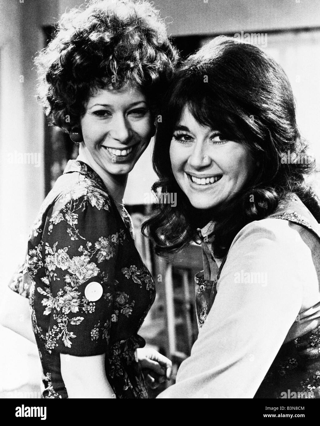 Les OISEAUX DU FOIE 1970 série TV de la BBC avec Polly James à gauche comme Beryl et Nerys Hughes comme Sandra Banque D'Images