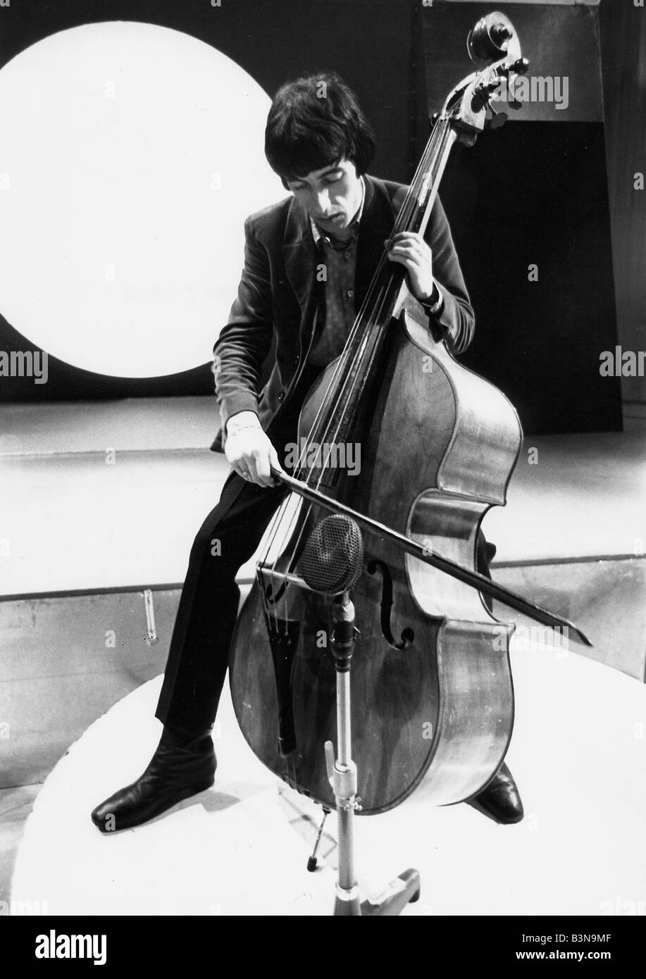 ROLLING STONES : Bill Wyman sur la télévision britannique Top of the Pops en octobre 1966 Banque D'Images