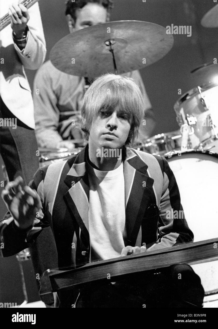 ROLLING STONES : BRIAN JONES à la télévision britannique Ready Steady Go en août 1966. Photo : Tony bGale Banque D'Images