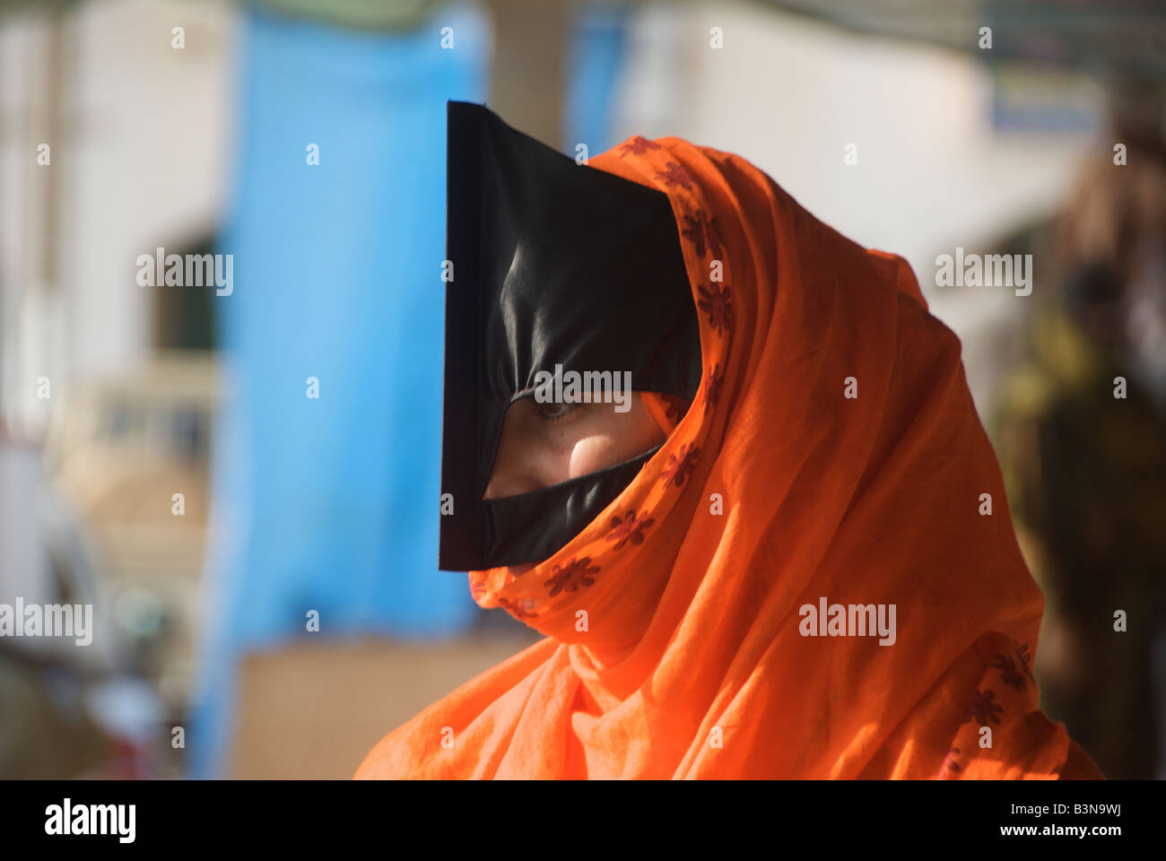 Close up bédouine vêtu de noir et orange burqa Sinaw région de Sharqiya Sultanat d'Oman Banque D'Images