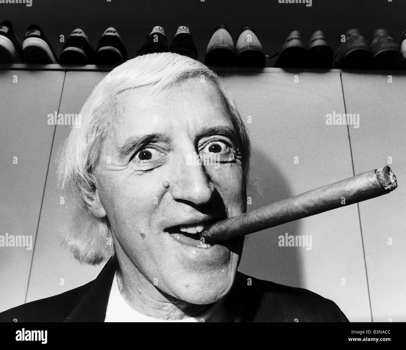 Jimmy Saville DJ présentateur de télévision fumer un gros cigare Banque D'Images