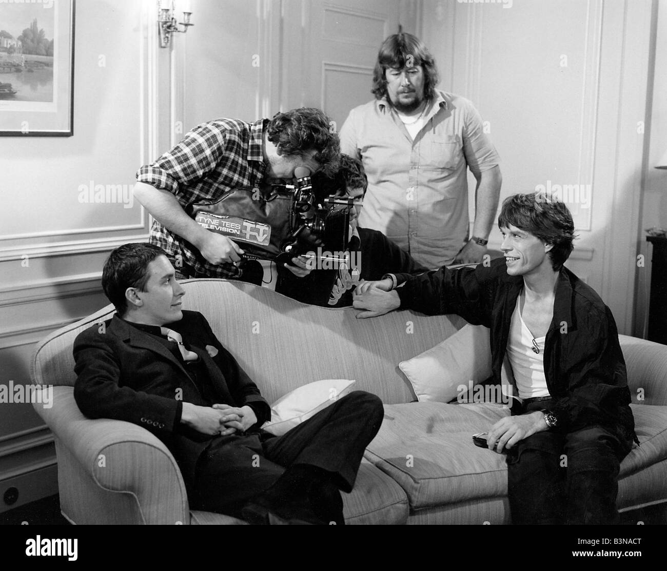 ROLLING STONES : Mick Jagger en octobre 1983 une entrevue pour le programme  de télévision britannique le tube par Jules Hollande à gauche Photo Stock -  Alamy