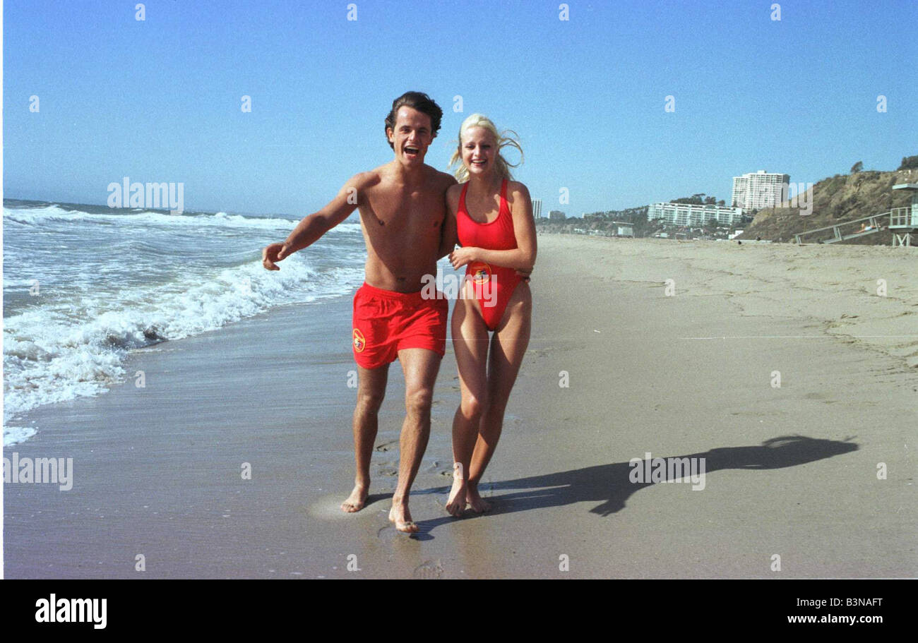 L'actrice Liz Berriman octobre 1997 portant son sauveteur à Malibu Beach sur maillot à Santa Monica en Californie pendant le tournage sur Banque D'Images