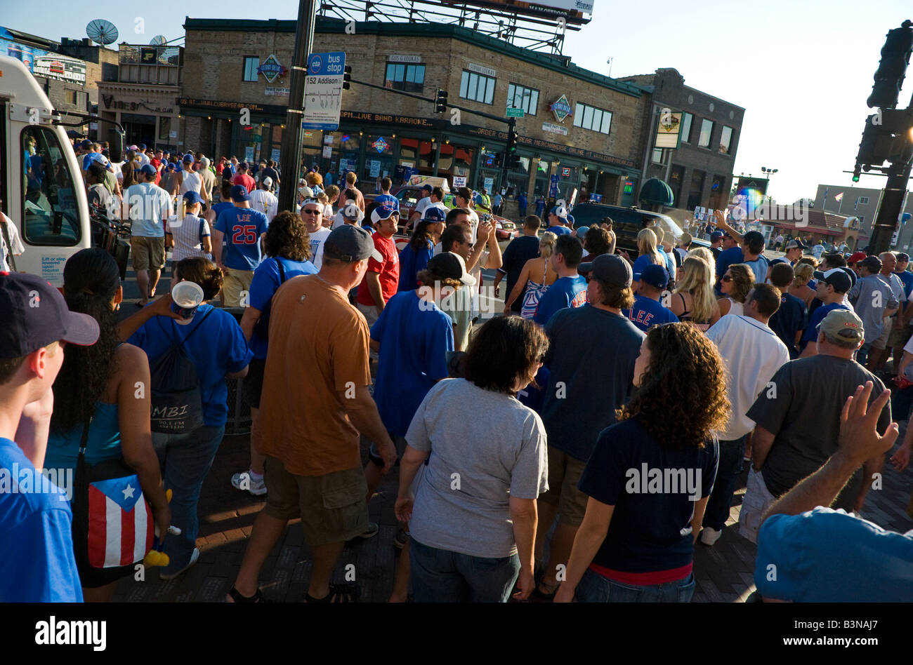 Le Wrigley Field de Chicago foule quitter après jeu de balle d'oursons Banque D'Images