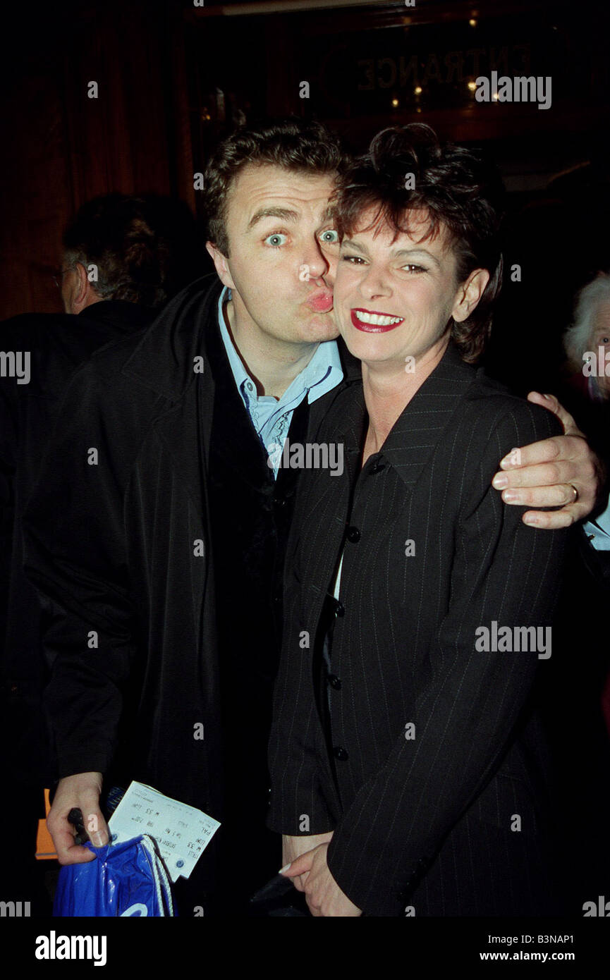 Paul Ross présentatrice TV Mai 98 donnant un baiser amical Bovey, lors de la première de la Fièvre du samedi soir le spectacle sur scène Banque D'Images