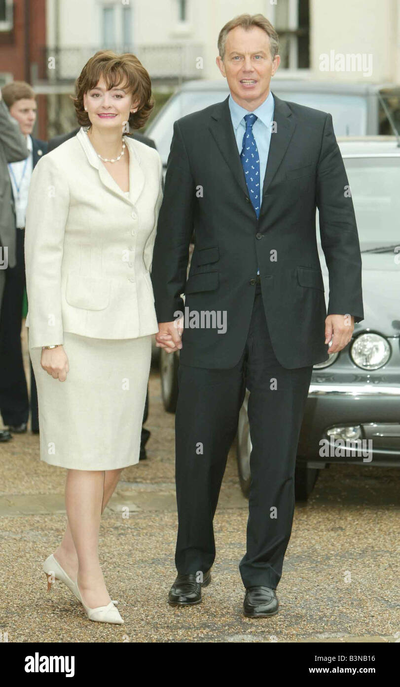 Tony Blair en laissant l'église St Peter s Brighton avec son épouse Cherie Septembre 2004 Banque D'Images