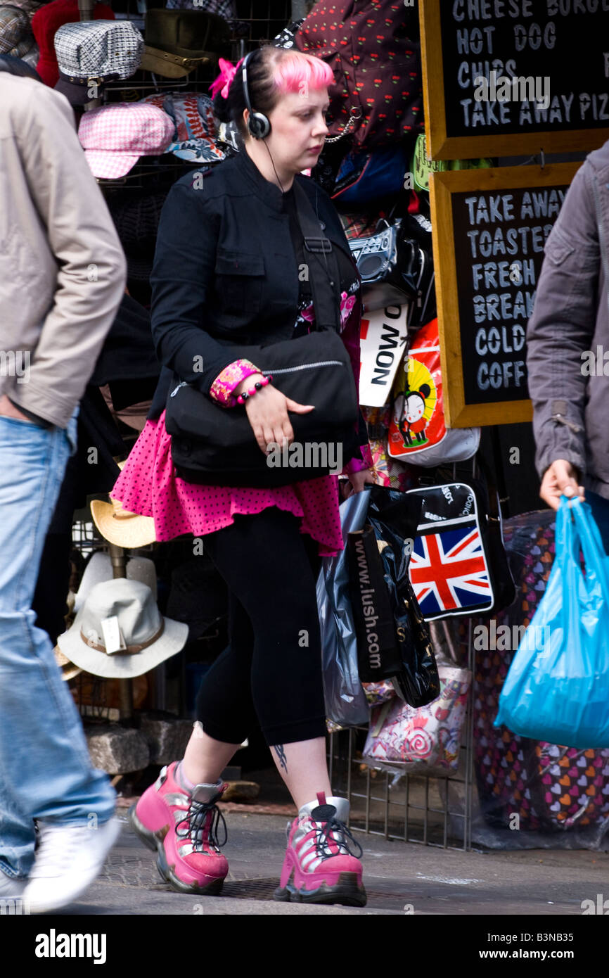 Londres Camden Market d'Équitation, rose femme adolescente aux cheveux roses , leg tattoo & plate-forme rose formateurs et mini jupe Banque D'Images