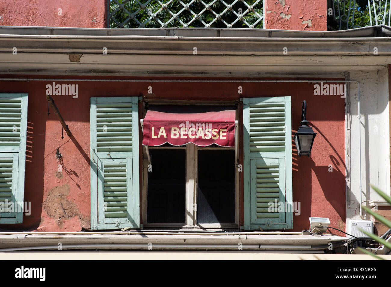 Fenêtre et volets de restaurant sur le Cours Saleya dans la vieille ville (Vieux nice), Nice, Côte d'Azur, d'Azur, France Banque D'Images
