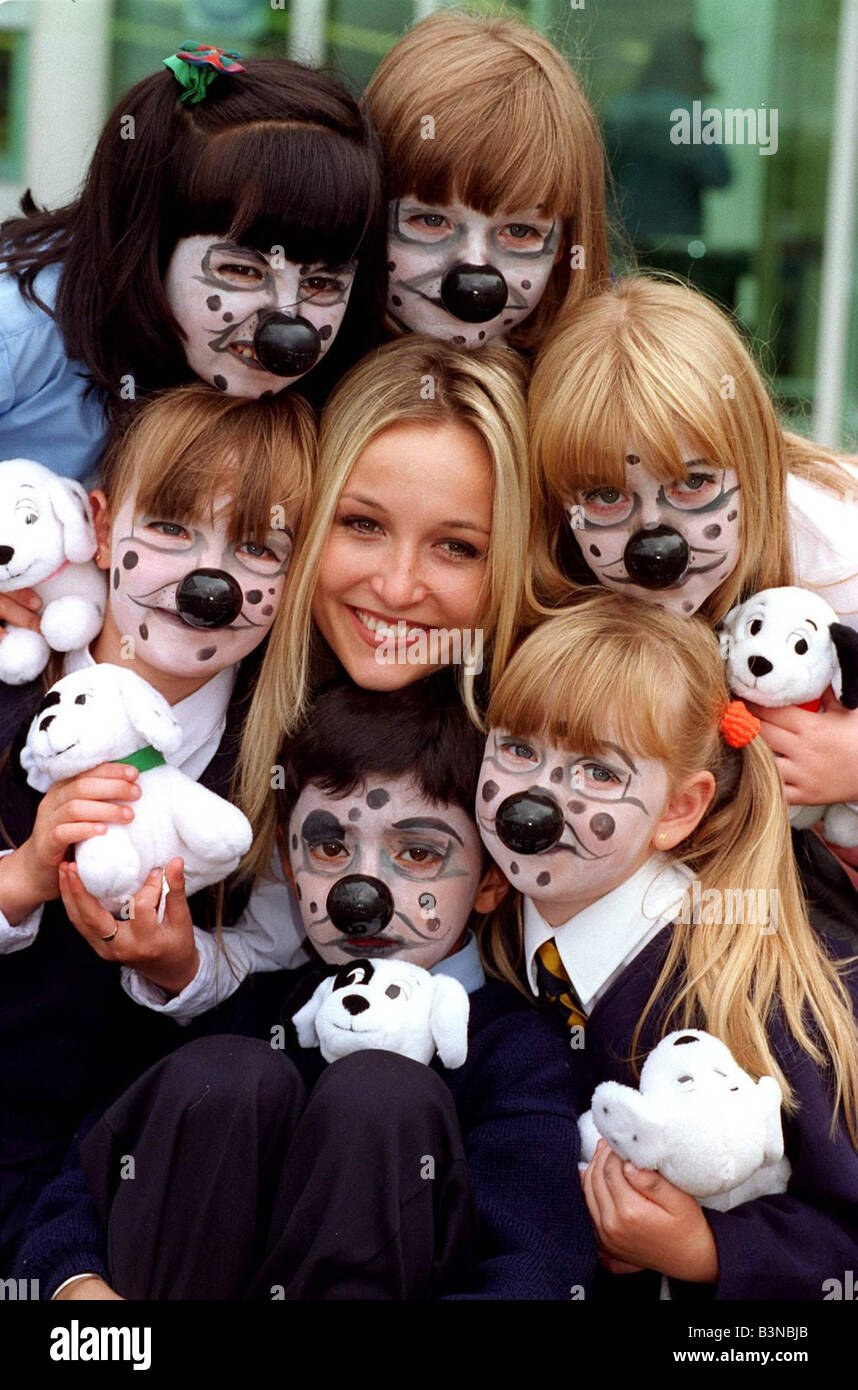 Nez humide jour semaine lancé à Asda Ecosse avec anciens voisins star actrice et présentatrice TV BBC complet Sarah Vandenbergh avec six élèves de l'école primaire Ibrox holding peluches chiens Chiots chiot mirrorpix Banque D'Images