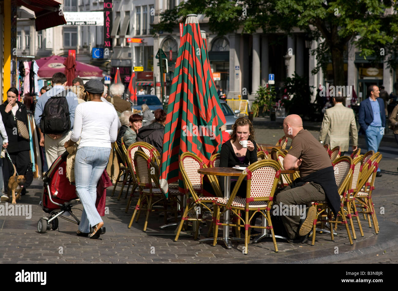 Boire du café dans un café de la rue à proximité du Royal Galeries de Saint-Hubert, Bruxelles, Belgique Banque D'Images