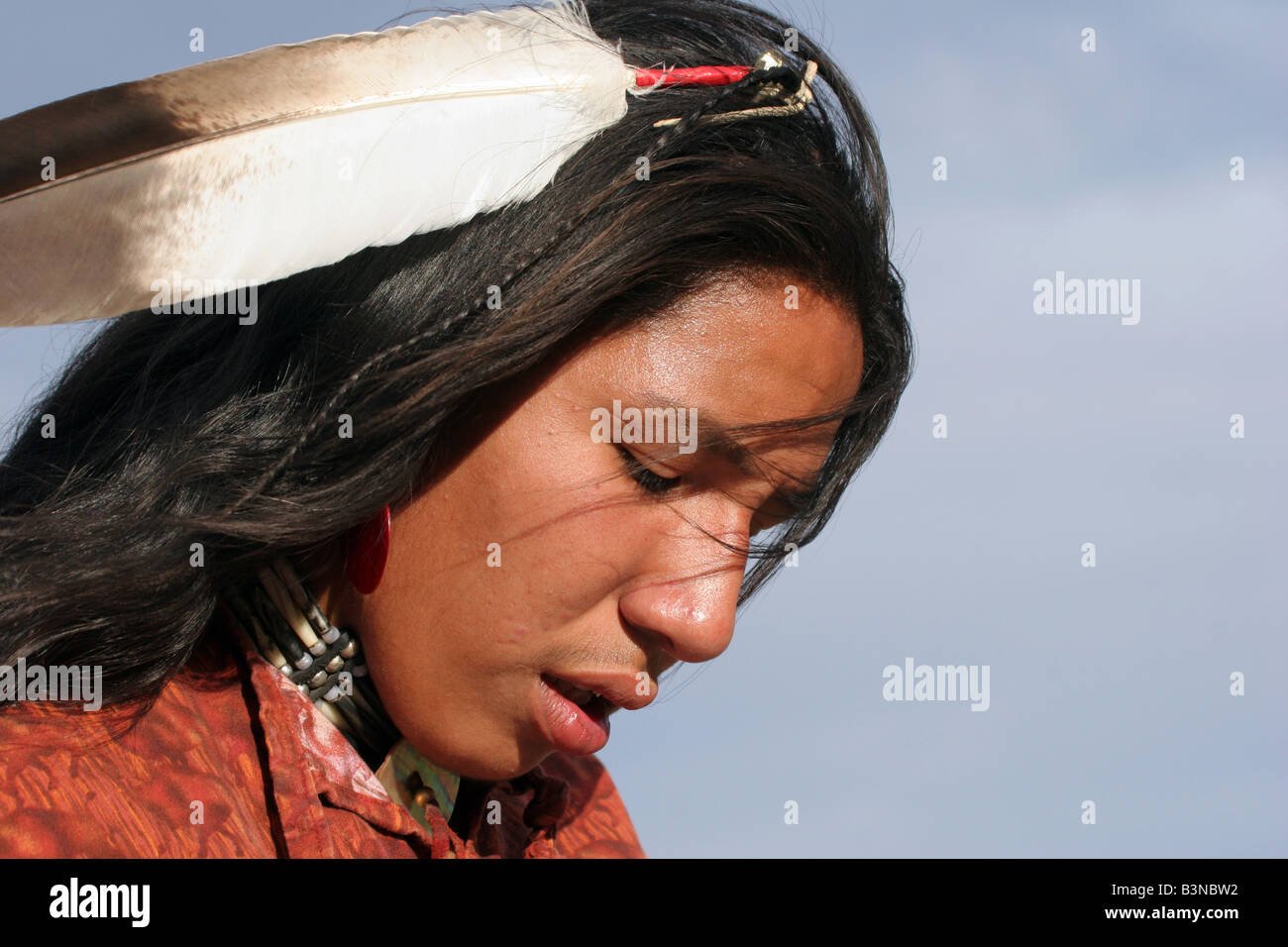 Indien de l'Amérique dans le Dakota du Sud avec une plume d'aigle dans ses cheveux Banque D Indien de l'Amérique dans le Dakota du Sud avec une plume d'aigle dans ses cheveux Banque D