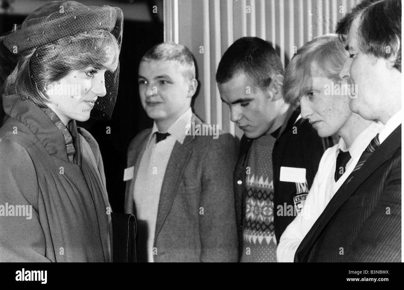 La princesse Diana répond aux jeunes skinheads dans Guilford Décembre 1981 Banque D'Images