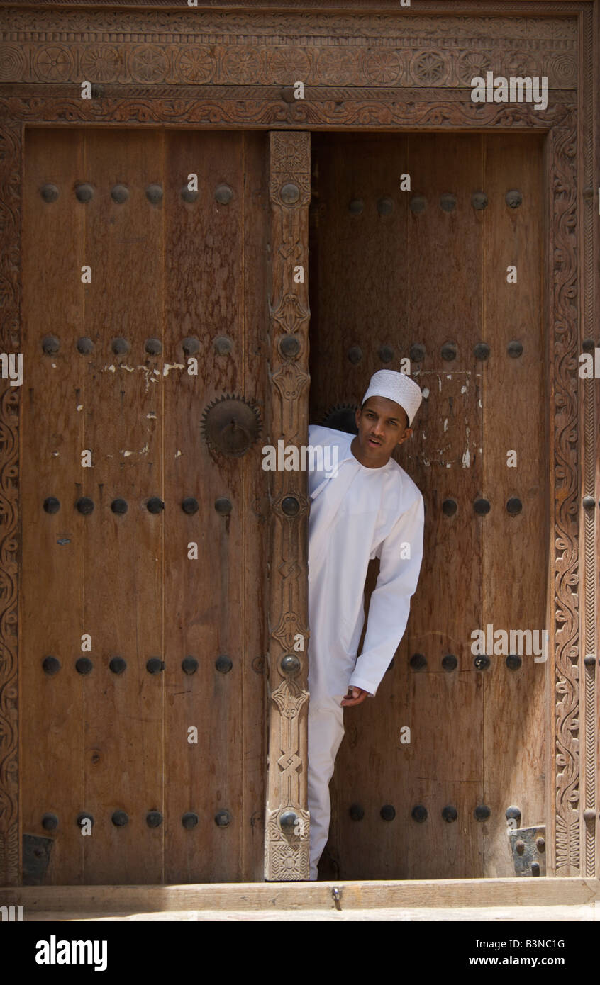 L'homme à la porte d'Al Dakhiliyah Nizwa Région Sultanat d'Oman Banque D'Images