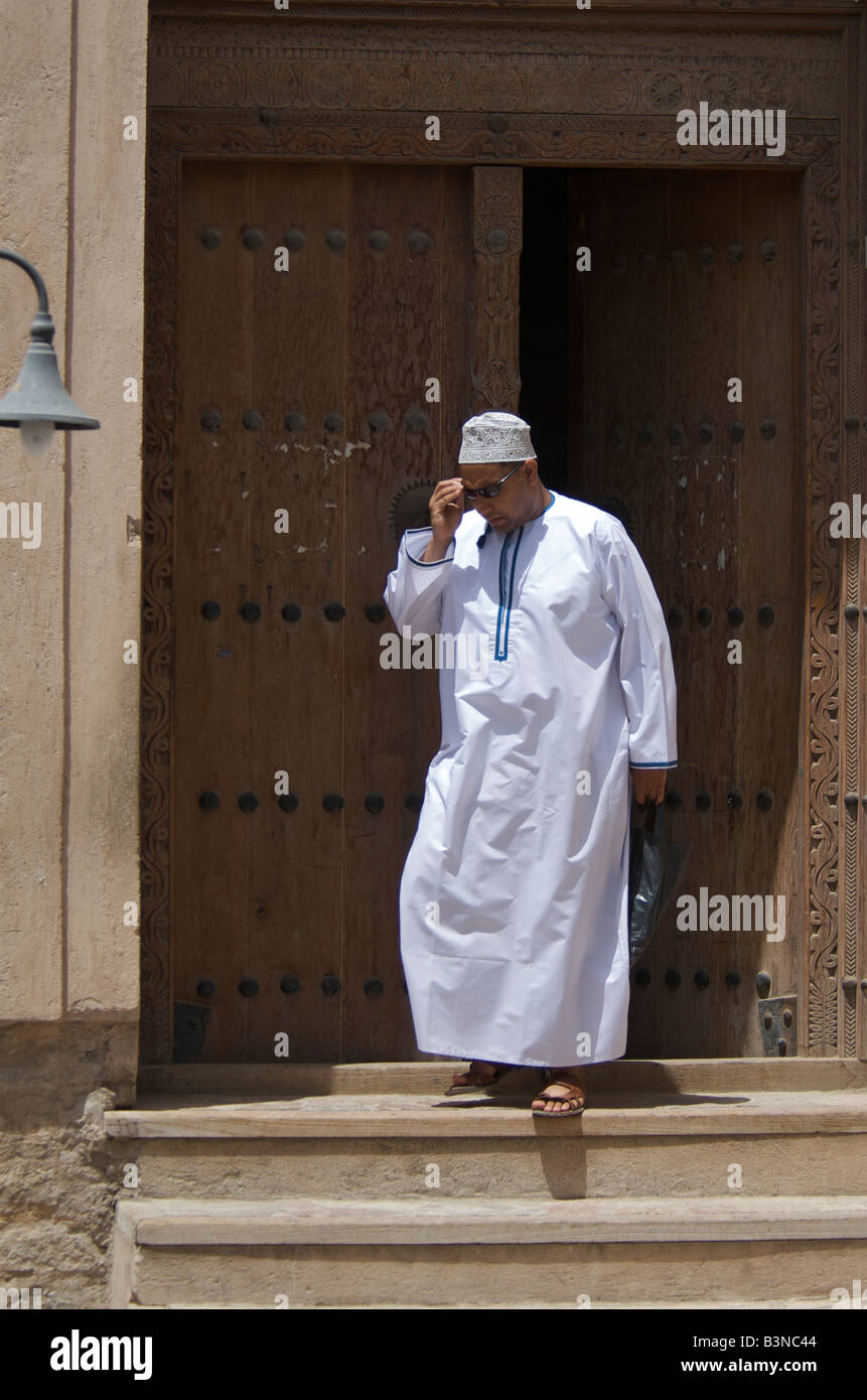 Laissant l'homme Dakhiliyah Nizwa souk Al Région Sultanat d'Oman Banque D'Images