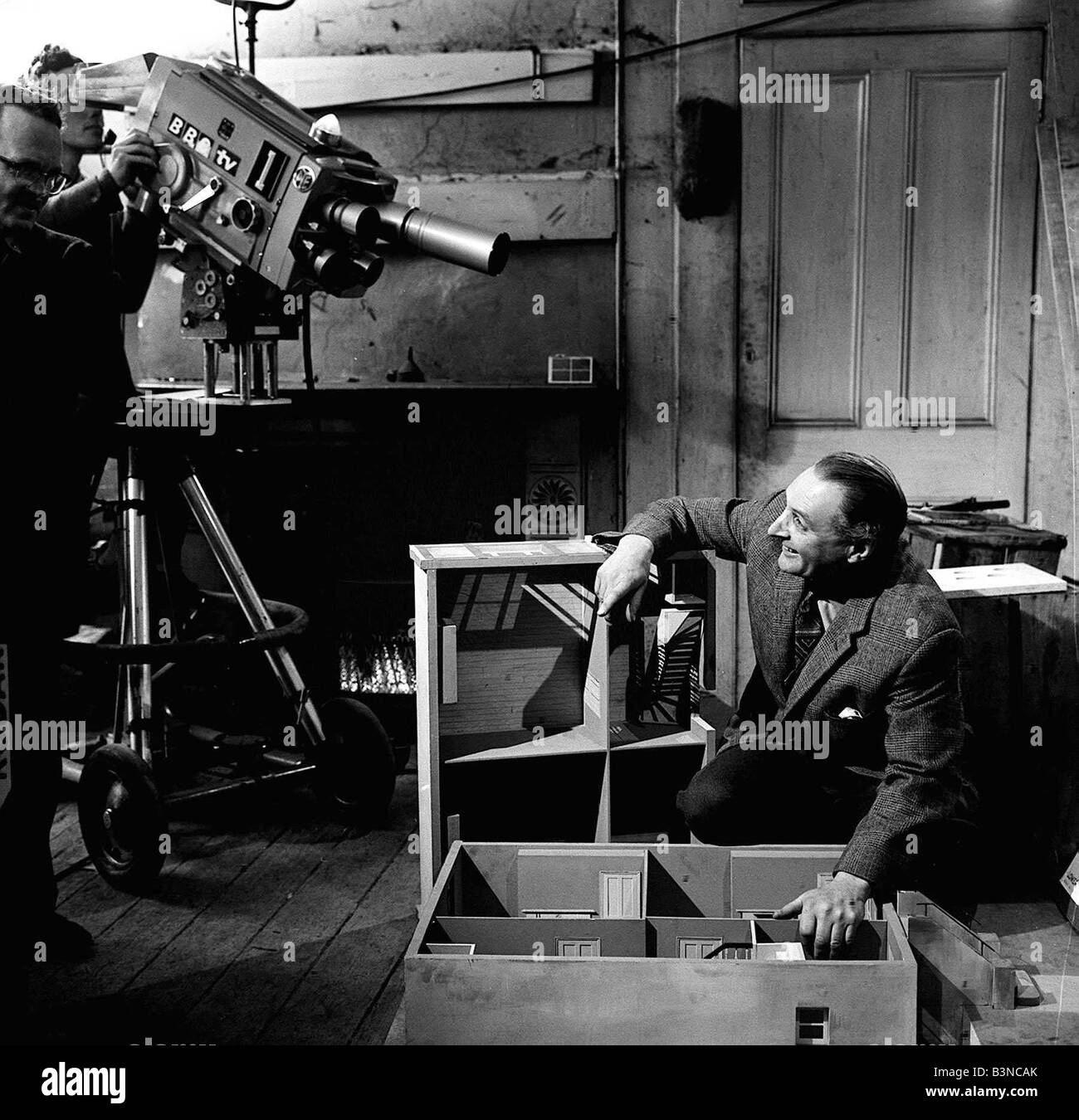 Barry Bucknell DIY présentatrice TV Avril 1962 montrant off plan de rénovation de la chambre pendant l'enregistrement de son émission TV Banque D'Images