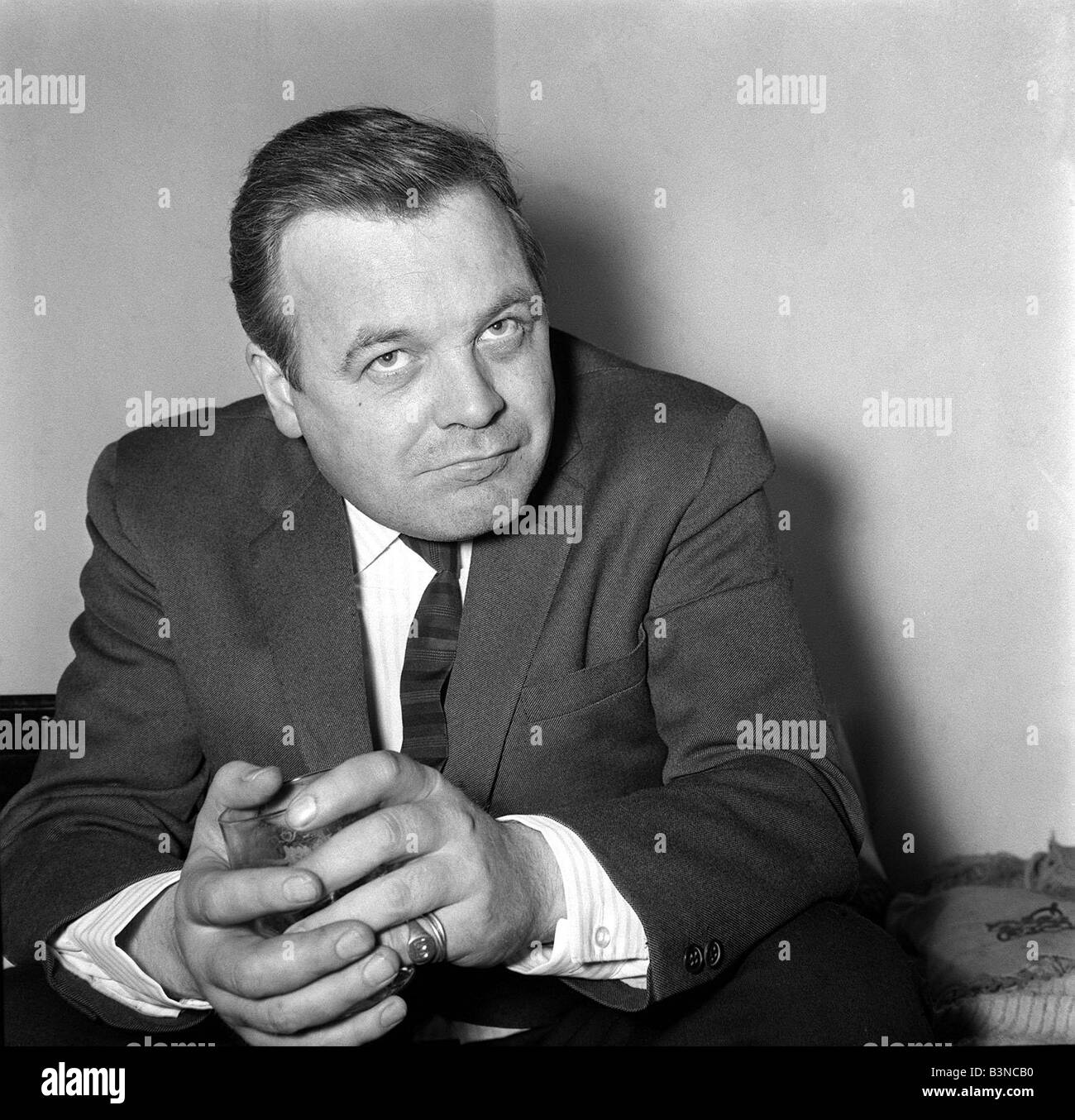 Acteur Patrick Wymark sitting holding glass Avril 1964 Banque D'Images