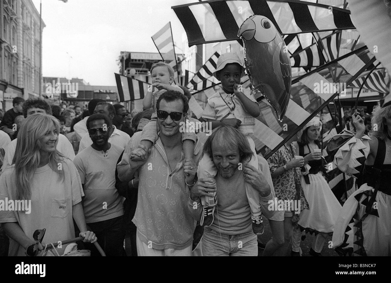 Notting Hill Carnival Août 1987 Hommes Femmes et enfants enjopy le festival Banque D'Images