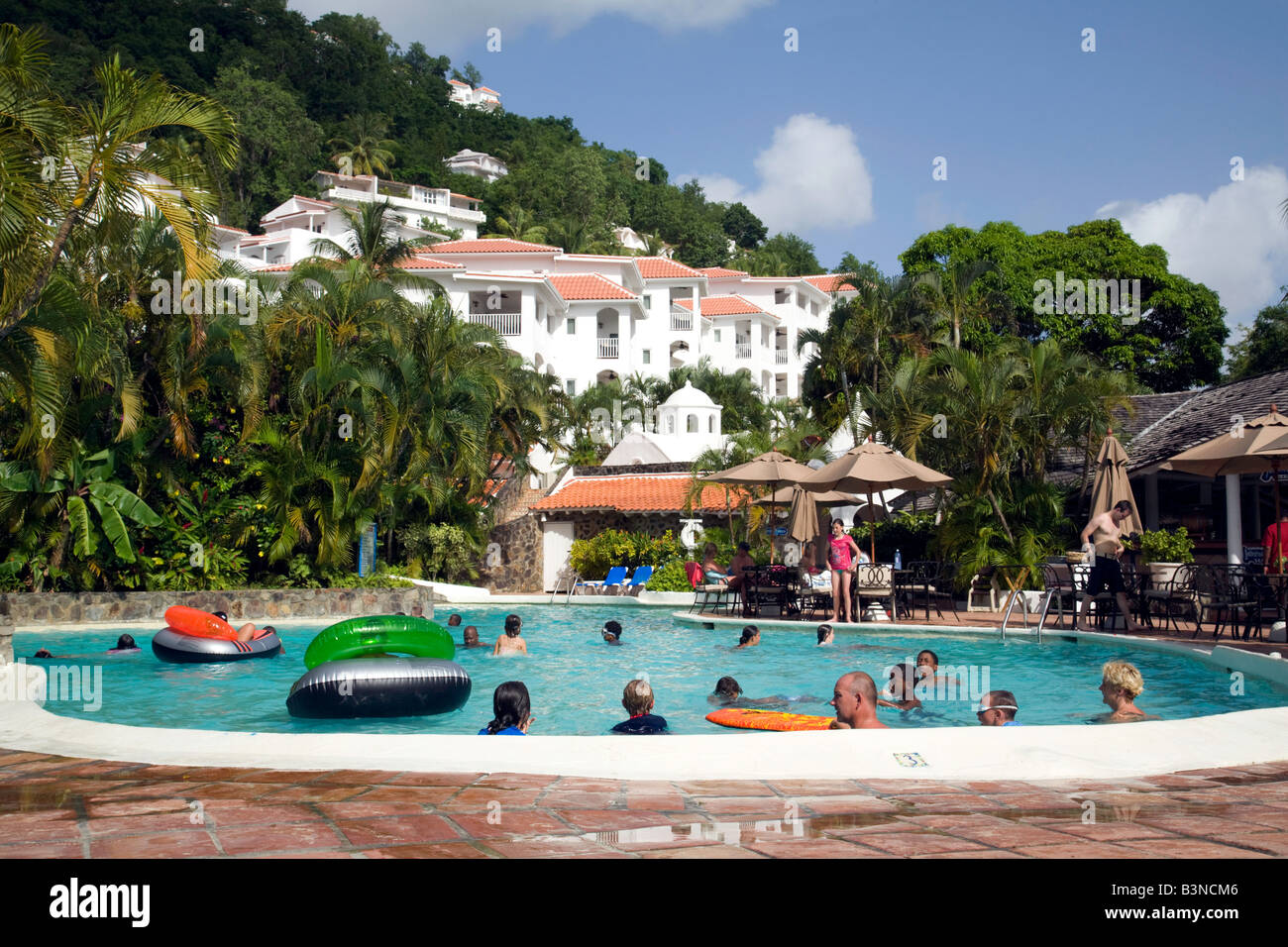 Les personnes bénéficiant de la piscine de l'hôtel de vos vacances, l'hôtel Windjammer Landing, St Lucia, "West Indies" Banque D'Images