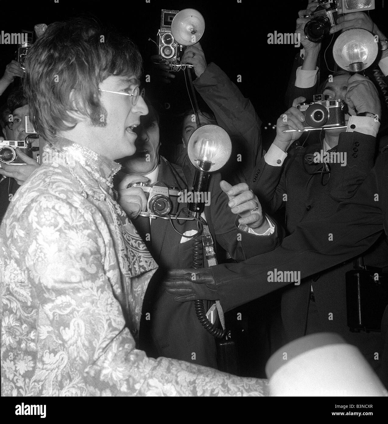 Groupe pop les Beatles Octobre 1967 John Lennon Paul McCartney George Harrison Ringo Starr Premiere film comment j'ai gagné la guerre à Piccadilly Circus, John Lennon en arrivant à la premiere Banque D'Images