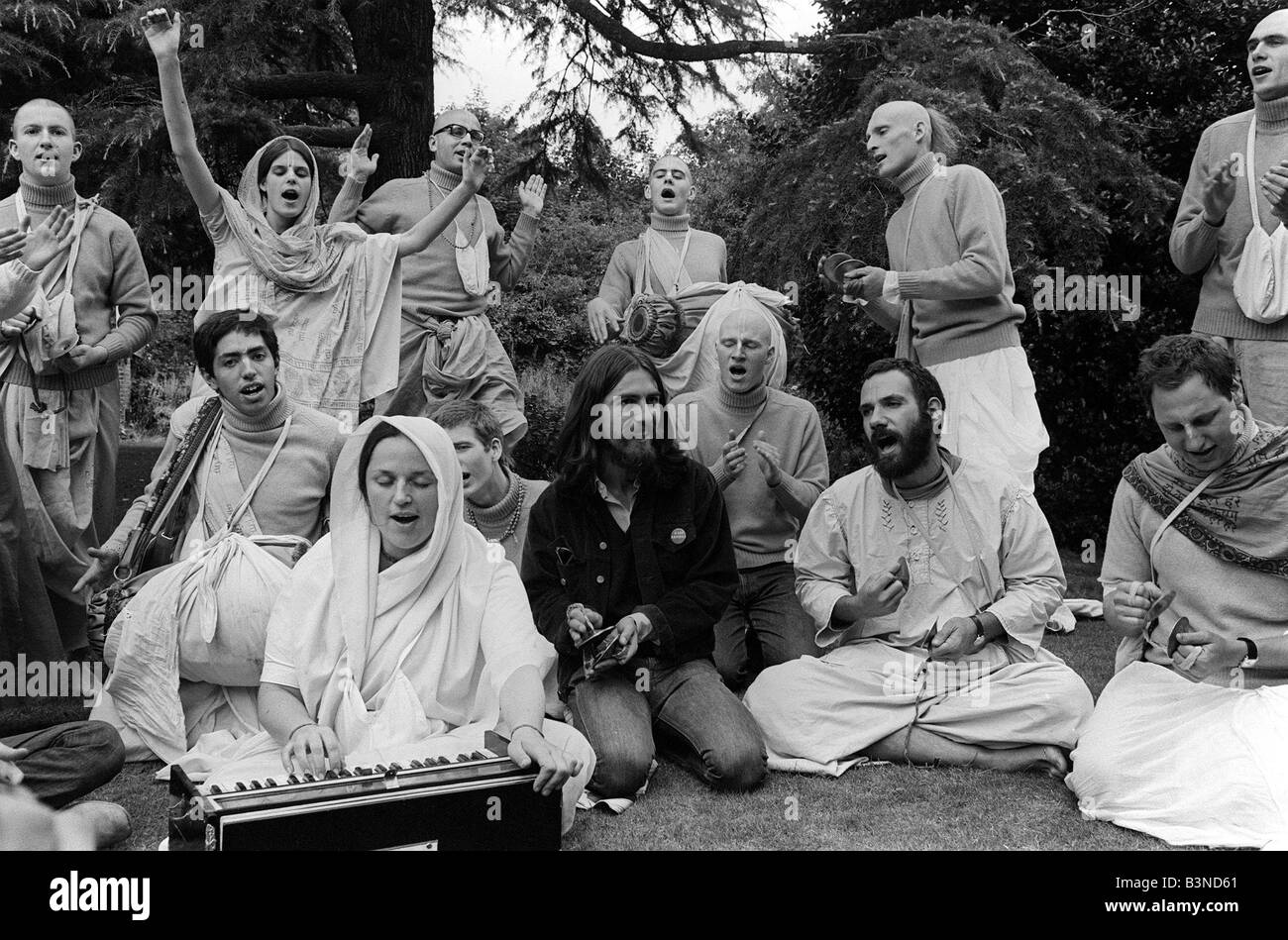 George Harrison Radha Krishna Temple Août 1969 George avec les membres de la forte 12 Radha Krishna Temple à un accueil presse Banque D'Images